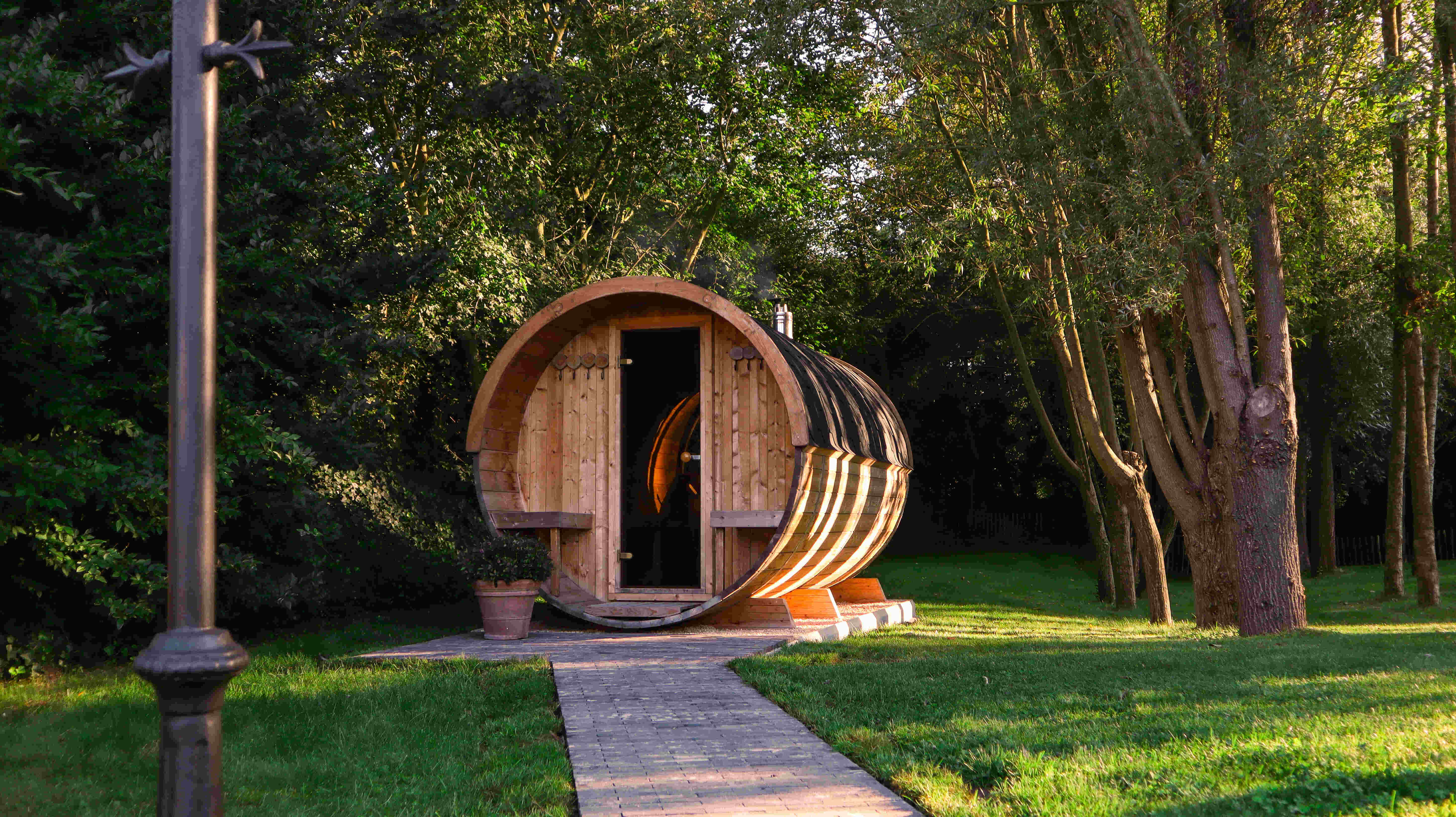 Jaro & Jolie barrelsauna  400 cm (houtkachel en halfglas achterwand) - Thermowood - inclusief dakshingles en elzen vloer