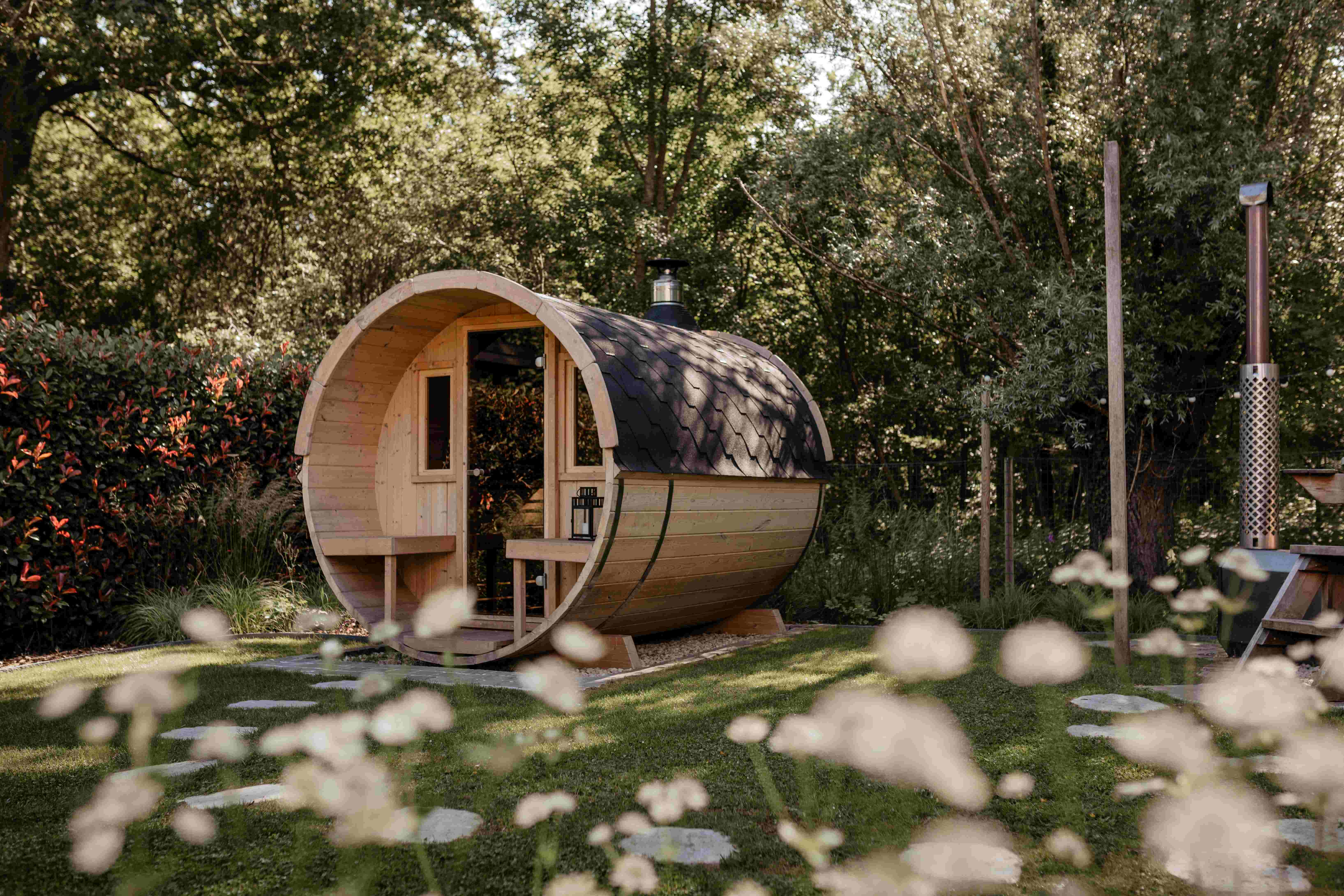 Jaro & Jolie barrelsauna  400 cm (houtkachel en halfglas achterwand) - Thermowood - inclusief dakshingles en elzen vloer