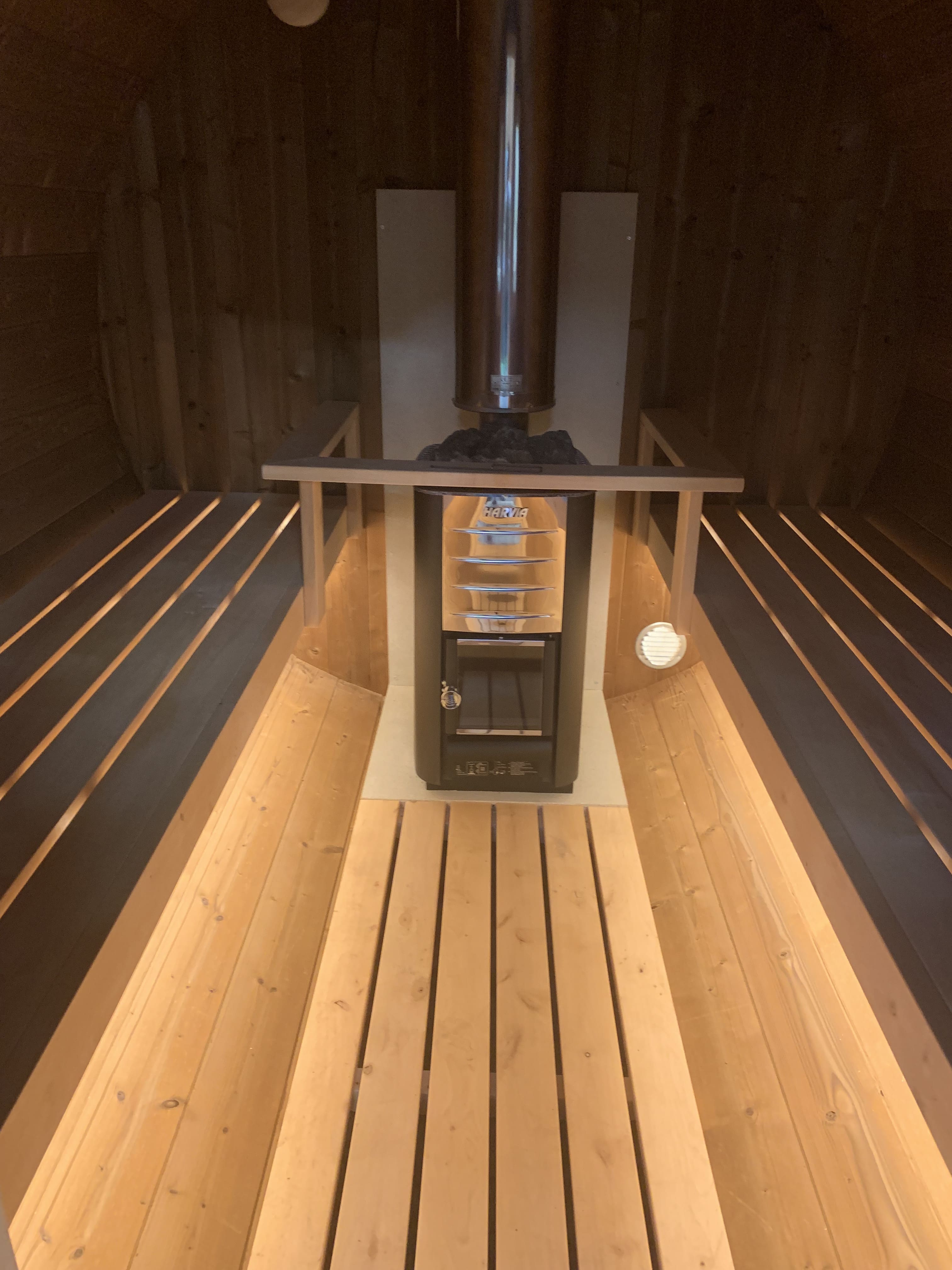 Jaro & Jolie barrelsauna  280 cm (houtkachel en houten achterwand)  - Thermowood - inclusief dakshingles en elzen vloer 