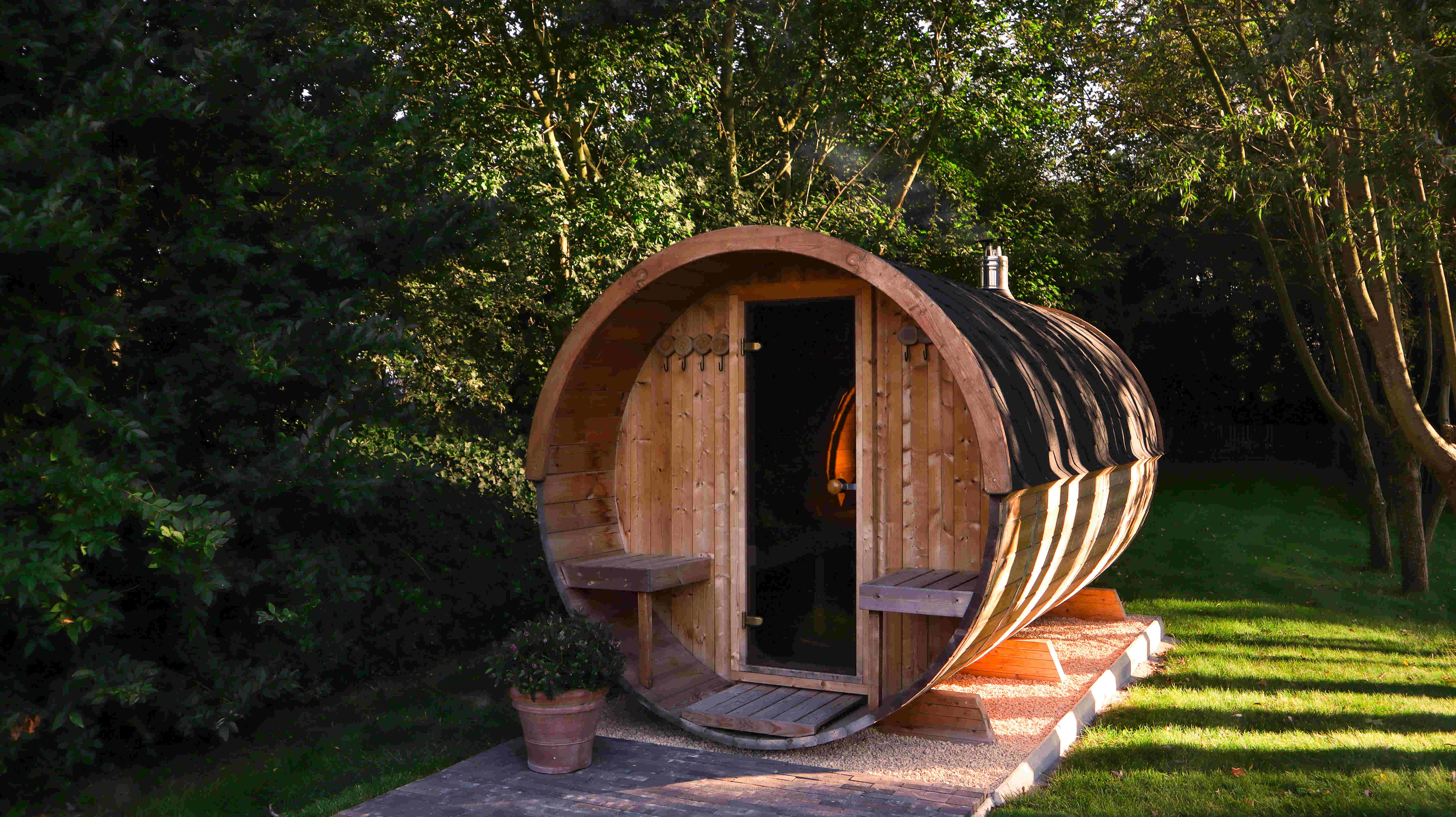 Jaro & Jolie barrelsauna  400 cm (houtkachel en halfglas achterwand) - Thermowood - inclusief dakshingles en elzen vloer