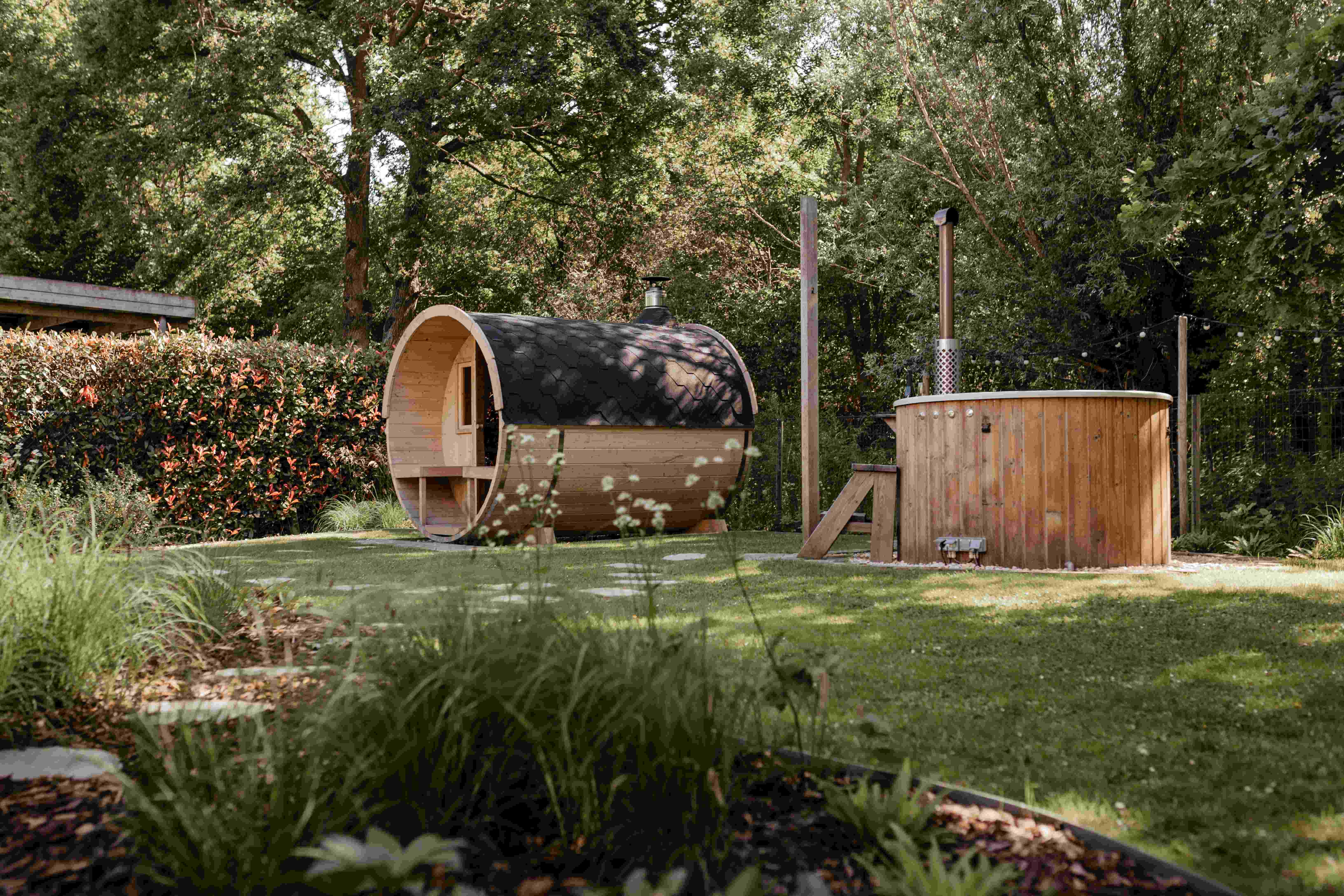 Jaro & Jolie barrelsauna  400 cm (houtkachel en halfglas achterwand) - Thermowood - inclusief dakshingles en elzen vloer