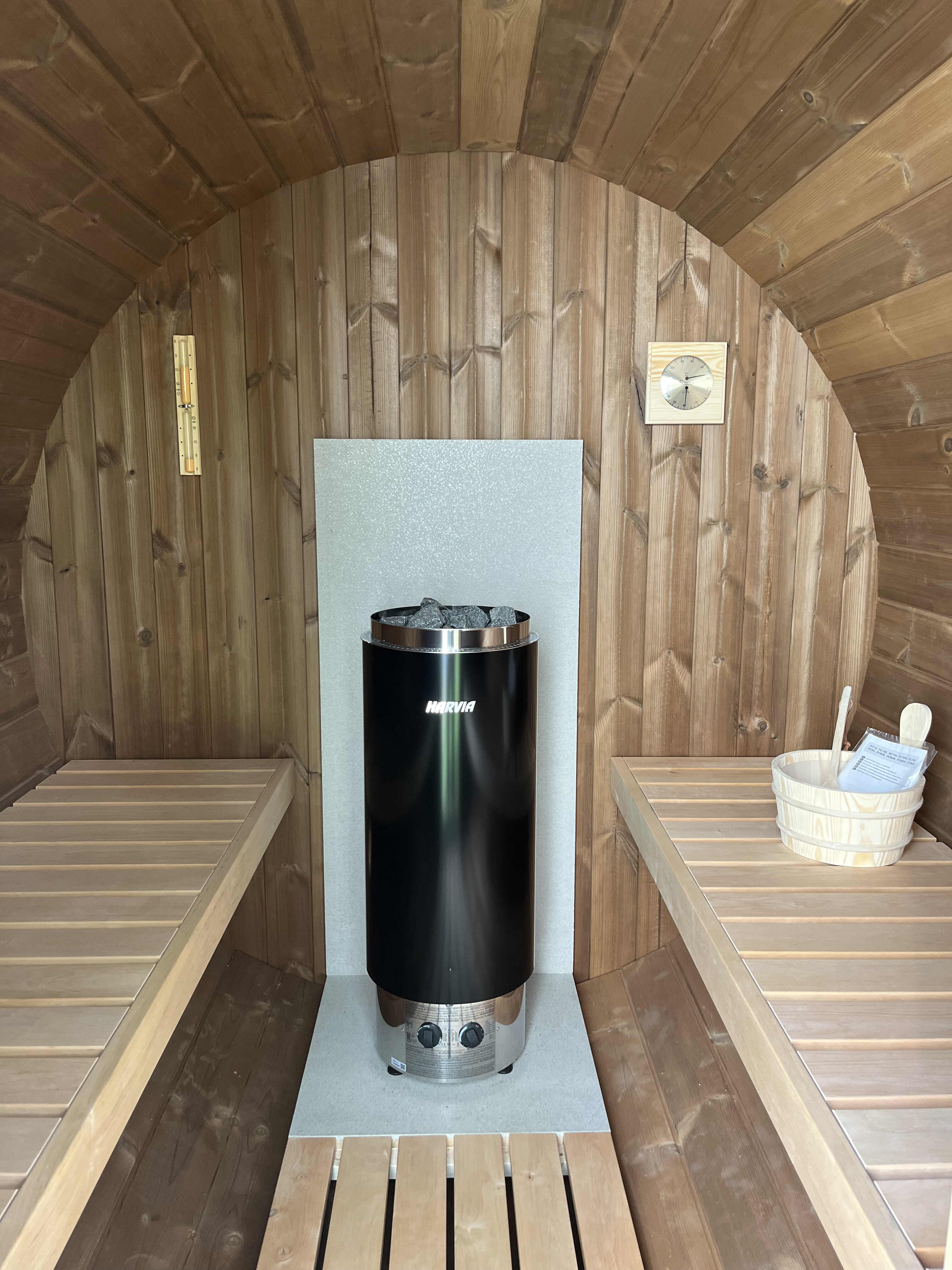 Jaro & Jolie barrelsauna  280 cm (elektrische kachel en halfglas achterwand) - Thermowood - inclusief dakshingles en elzen vloer