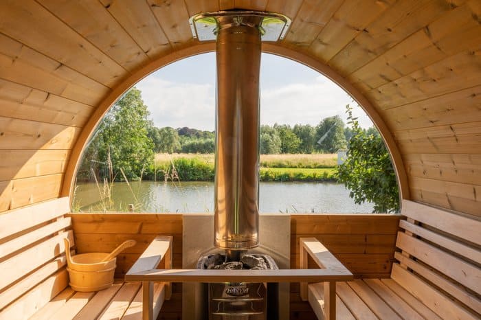 Jaro & Jolie barrelsauna  400 cm (houtkachel en halfglas achterwand) - Thermowood - inclusief dakshingles en elzen vloer