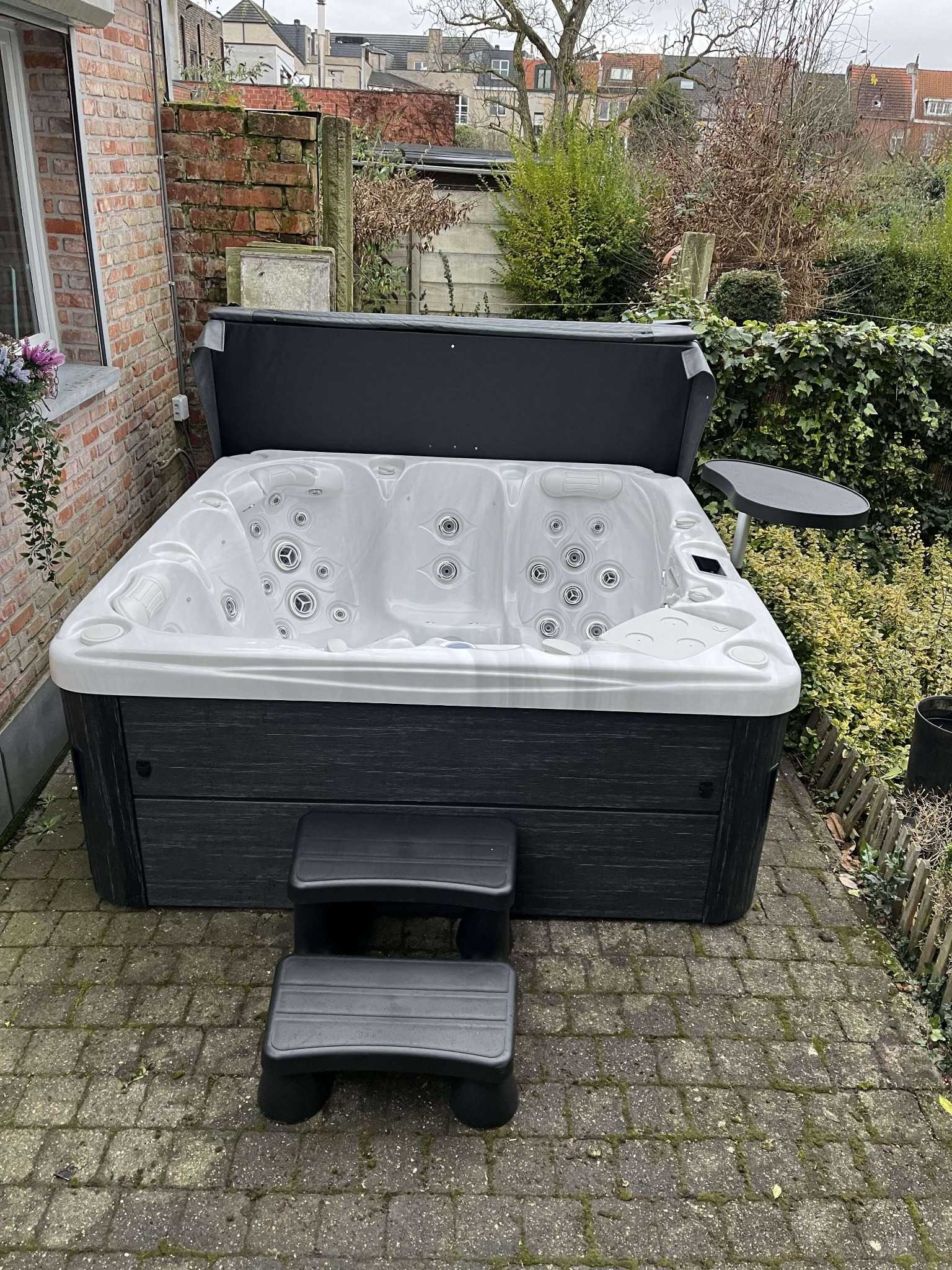 Novum Oasis spa 2 black - 5 persoons