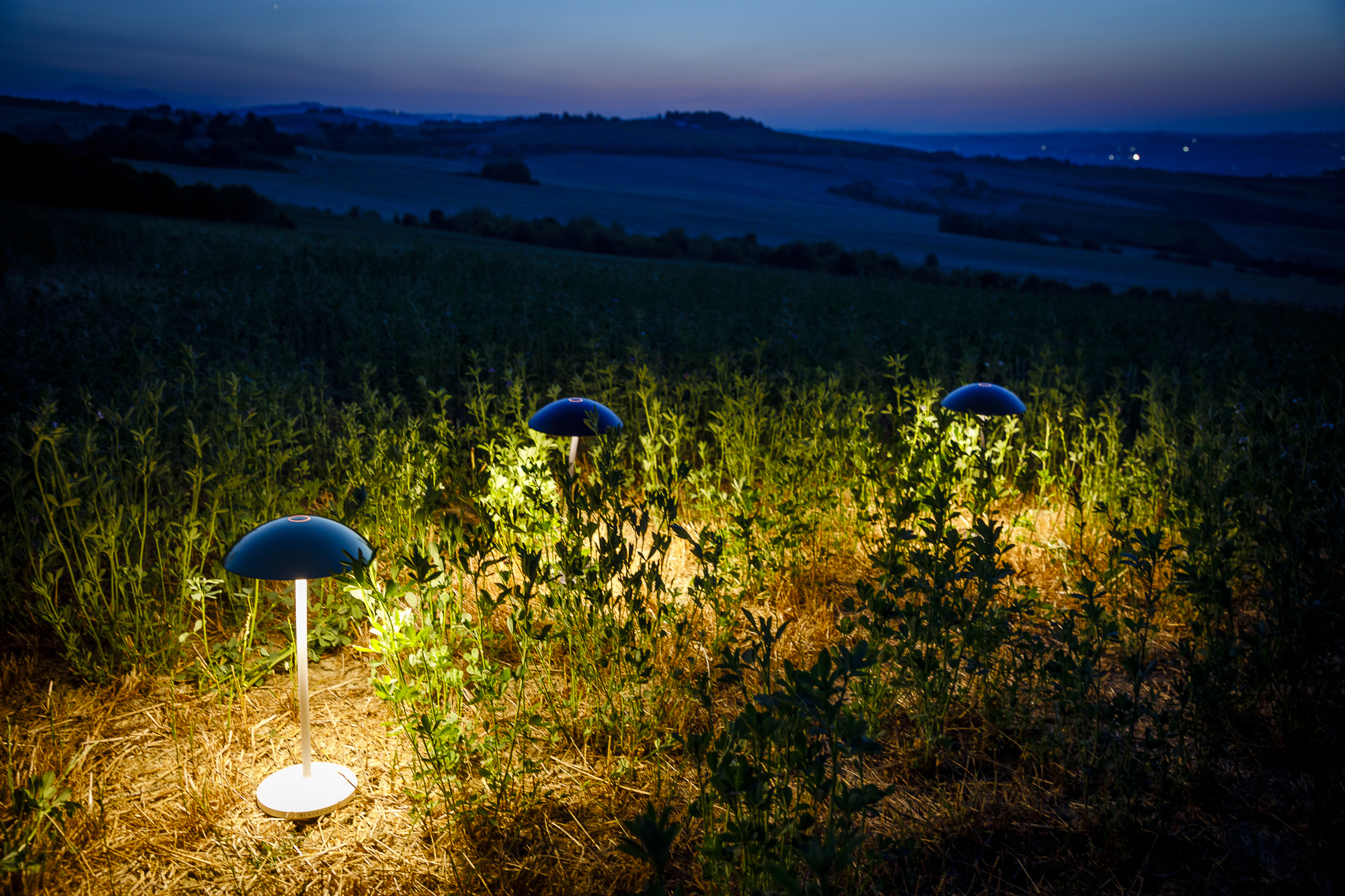 Blackout STEM oplaadbare tafellamp - Zwart - Geschikt voor buiten - Design lamp - Draadloos en dimbaar - 5000 mAh - Zeer geschikt voor op tafel