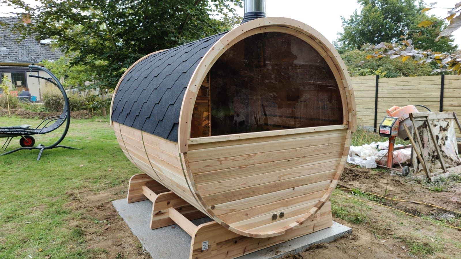 Novum Barrelsauna TR300 (half glas achterwand) - Zespersoons sauna - 300 cm lengte - Rustic Red Cedar Novum Barrelsauna TR300 (half glas achterwand) - Zespersoons sauna - 300 cm lengte - Rustic Red Cedar