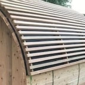 Novum Barrelsauna TR300 (half glas achterwand) - Zespersoons sauna - 300 cm lengte - Rustic Red Cedar Novum Barrelsauna TR300 (half glas achterwand) - Zespersoons sauna - 300 cm lengte - Rustic Red Cedar