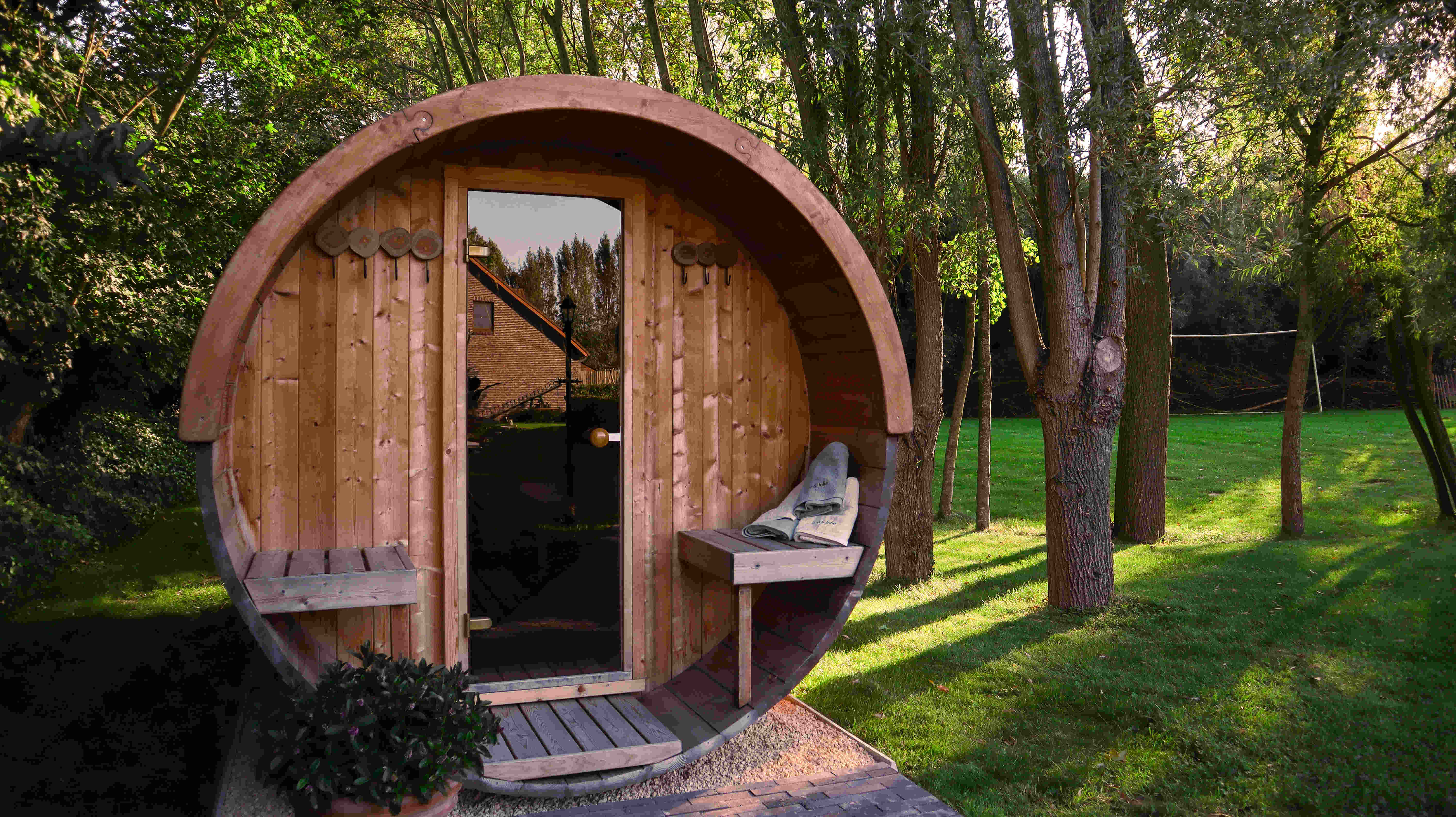 Jaro & Jolie barrelsauna  400 cm (houtkachel en halfglas achterwand) - Thermowood - inclusief dakshingles en elzen vloer