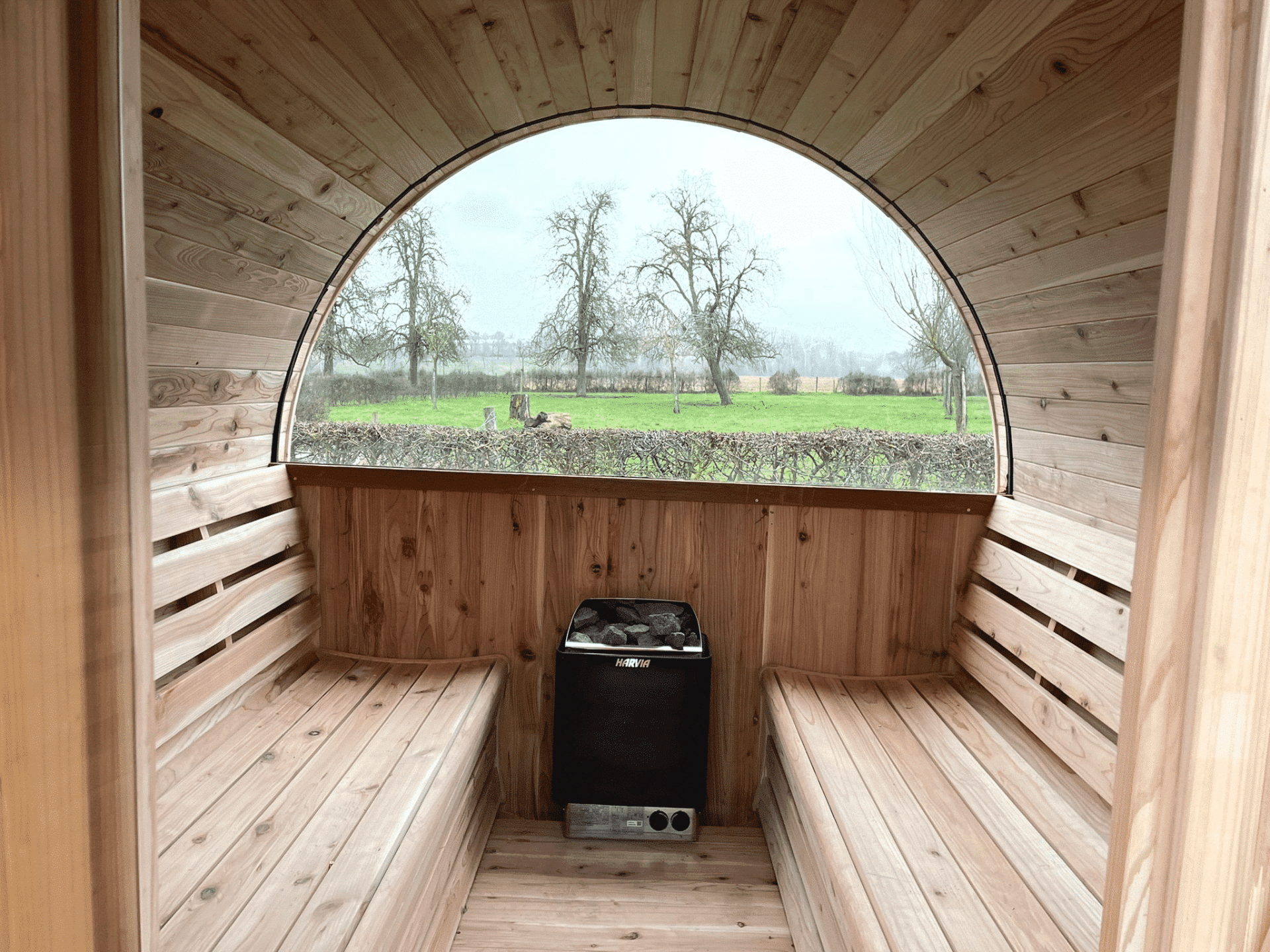 Novum Barrelsauna TR300 (half glas achterwand) - Zespersoons sauna - 300 cm lengte - Rustic Red Cedar Novum Barrelsauna TR300 (half glas achterwand) - Zespersoons sauna - 300 cm lengte - Rustic Red Cedar