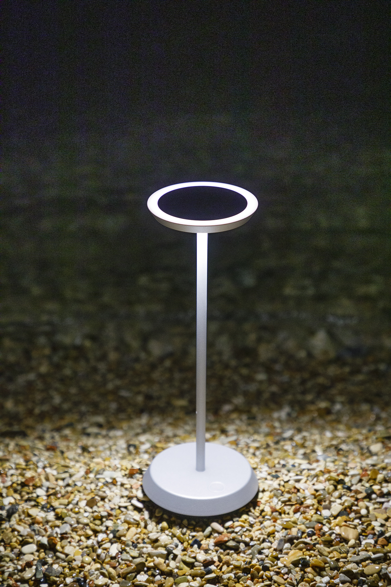 Blackout FLAAT oplaadbare tafellamp - Aluminium kleur - Geschikt voor buiten - Design lamp - Draadloos en dimbaar - 5000 mAh - Zeer geschikt voor op tafel